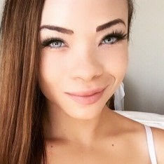 Jamie Marleigh rubs her little pussy